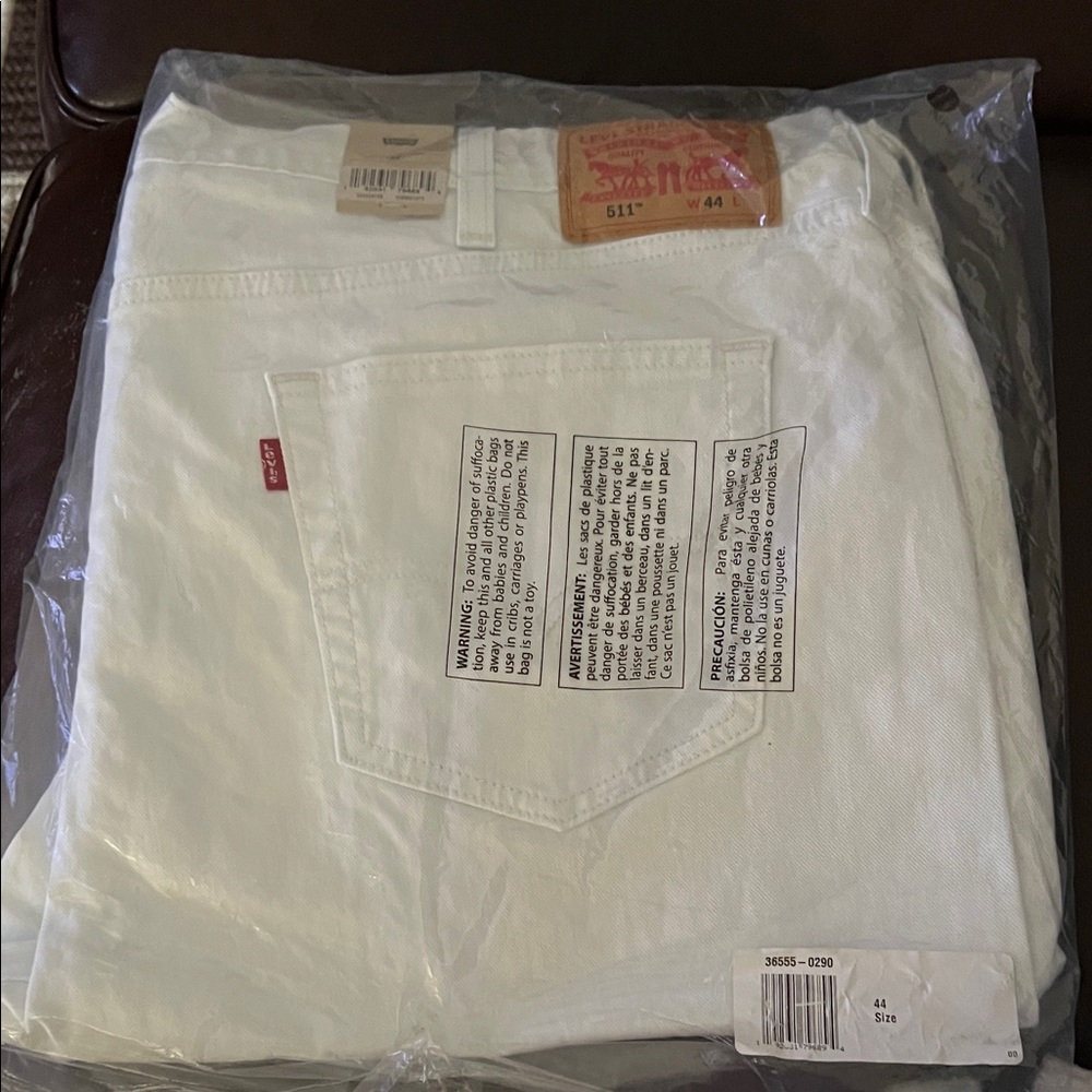 Levi's Men's Slim Straight shorts in Crisp White